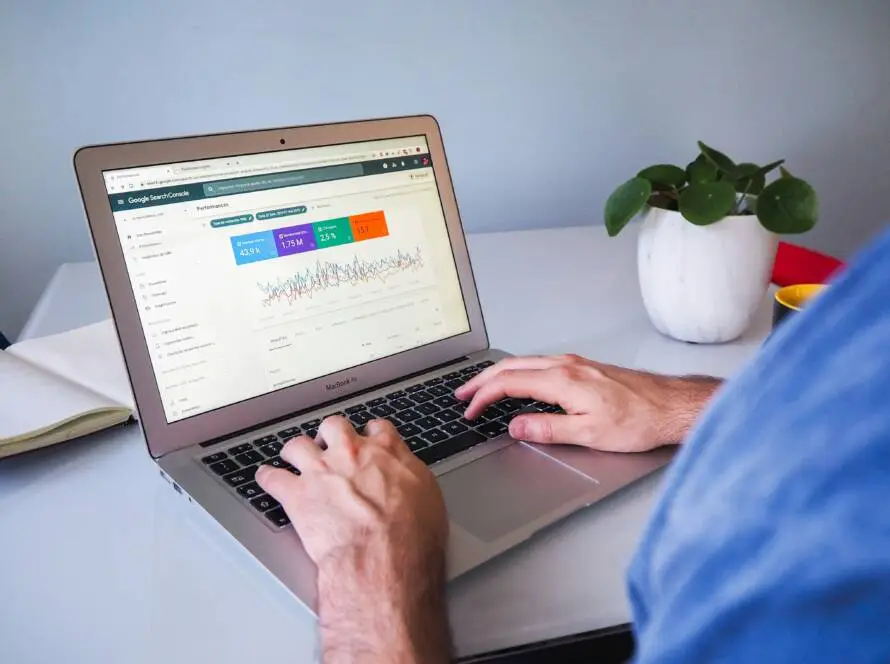 Analyst reviewing organic search performance for a Dubai clinic